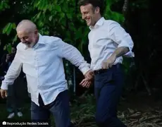 Web compara fotos de Lula e Macron com ensaio romântico