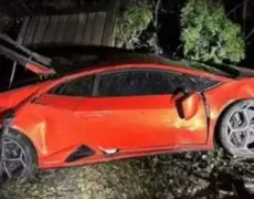 Adolescentes destroem Lamborghini de R$ 2,5 milhões em test drive