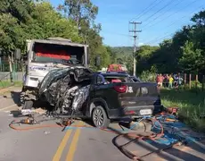 Suspeitos de assalto batem pick-up em caminhão e morrem, na Paraíba
