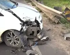 Motorista perde controle de carro e bate em mureta na BR-230 em João Pessoa