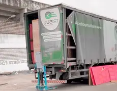 FLAGRANTE! Mais um escândalo na gestão de BAYEUX: Fisco apreende caminhão carregado de livros no valor de 2 milhões sendo descarregado no estádio Lorival Caetano 
