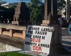 Em meio à tragédia no RS, faixa faz pedido em Porto Alegre: Senhor ladrão, por favor, pelo amor de Deus, respeite nossa dor
