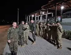 Militares do exército da Argentina desembarcam no Brasil para auxiliar vítimas das enchentes no RS