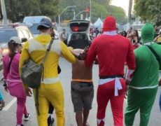 Power Rangers da polícia prendem ladrão de celular em bloco. Vídeo