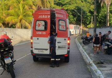 Mulher morre ao bater com a moto em um poste, em João Pessoa