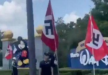 Disney: radicais exibem bandeiras nazistas na porta do parque