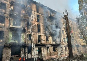 Ataque aéreo russo atinge edifício residencial no centro da Ucrânia