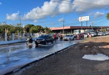 Vazamento de água deixa tudo parado em desvio da BR, em João Pessoa