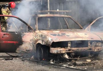 Incêndio destrói carro no bairro de Tambiá, em João Pessoa