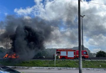 Carro fica destruído após pegar fogo na BR-230, em João Pessoa