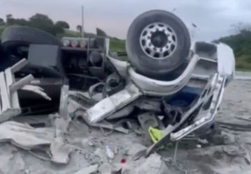 Caminhão carregado com cimento capota na BR-230, na Paraíba