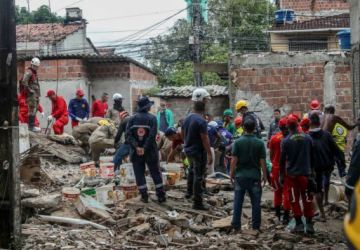 Pernambuco: Bombeiros acham corpos de mãe e filhos abraçados