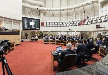 Deputados de Santa Catarina aumentam seus salários em 50% em menos de 1 minuto