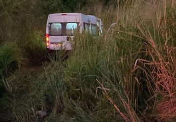 Colisão entre van e caminhão deixa 13 feridos na BR-230, na Paraíba