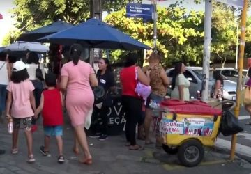 Pedestres e camelôs disputam espaço nas calçadas do Centro de João Pessoa