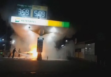 Bomba de combustível explode após motorista acelerar com bico de abastecimento engatado