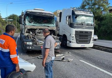 Acidente entre caminhões deixa trânsito lento na BR-230, em João Pessoa