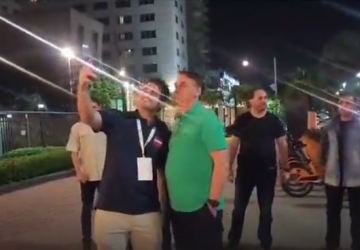 VÍDEO: Bolsonaro é recebido por apoiadores em pizzaria carioca