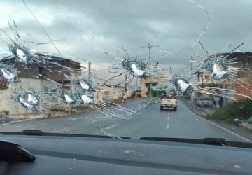 Dinheiro fica espalhado em rua após perseguição na PB; três suspeitos são baleados