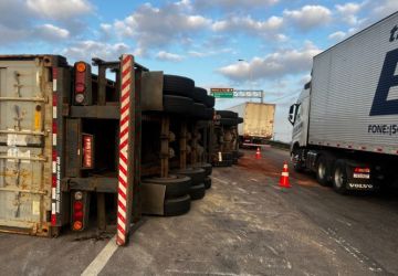 Carreta tomba em viaduto e deixa trânsito lento na BR-230, em João Pessoa