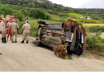 Homens morrem afogados após carro cair em açude, na Paraíba