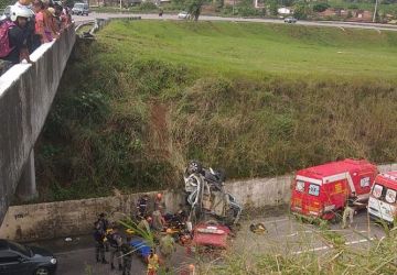 Idosa ferida após carro cair de viaduto na PB continua em estado grave