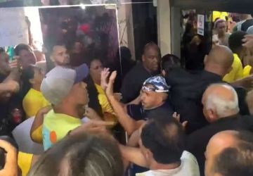 Ambulantes invadem Câmara de João Pessoa contra mudanças no Folia de Rua