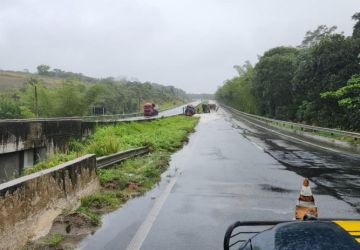 Caminhão tomba e interdita parte da BR-101, entre João Pessoa e Recife