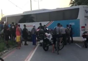 Criança fica ferida em acidente entre moto e ônibus em João Pessoa