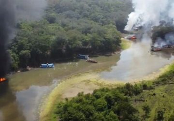 Mais de 300 balsas usadas no garimpo ilegal na Amazônia são destruídas pela PF