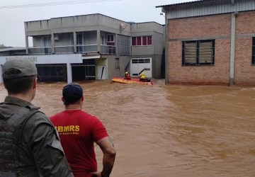 Ciclone no RS: mulher morre e PM fica ferido após cabo de resgate romper