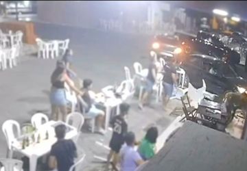 Vídeo | Carro descontrolado invade bar na Paraíba