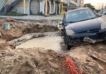 Carro fica preso em buraco de obra em João Pessoa