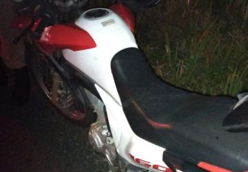 Motociclista morre após bater em caminhão quebrado na Paraíba