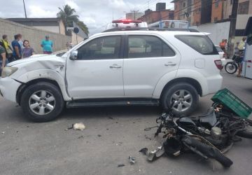 Acidente entre carro e moto deixa um ferido em João Pessoa