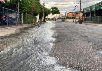 VÍDEO: vazamento de água bloqueia parte de avenida em João Pessoa