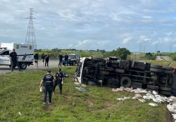 Motorista de carreta morre em capotamento na BR-101