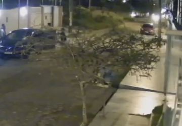 Bala atinge livro dentro de carro durante tentativa de assalto; vítima não ficou ferida