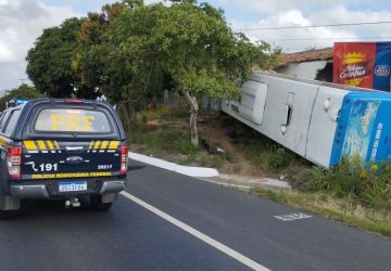 Ônibus com romeiros tomba na BR-230, na Paraíba; motorista morreu