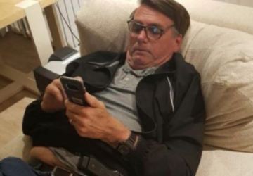 Bolsonaro apaga canal oficial no WhatsApp por engano: Não sei mexer direito