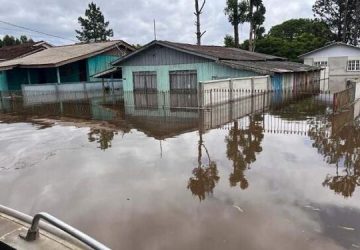 Chuvas no Paraná causam alagamentos, queda de árvores e bloqueios de rodovias