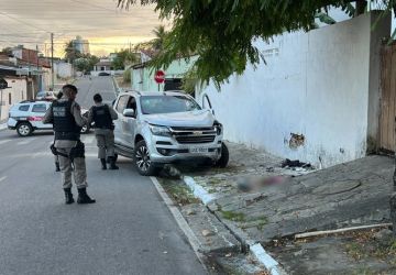 Homem é morto prensado por carro contra muro em João Pessoa