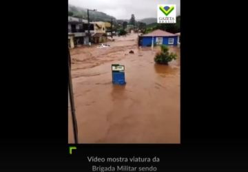 VÍDEO: Viatura da Brigada Militar é arrastada pela correnteza em enchente no RS