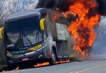 Ônibus que levava a banda do cantor Matheus Fernandes pega fogo no Ceará