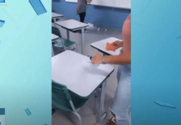 Mãe faz filha limpar mesa que vandalizou na escola