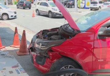 Carro desgovernado atinge ponto de ônibus e atropela três pessoas em SP