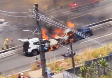 Carros pegam fogo na BR-230 em João Pessoa