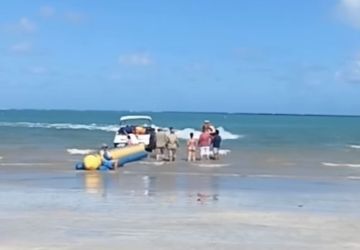 Turista é resgatado após cair de 'banana boat' em praia de Cabedelo