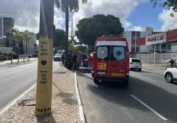 Jovem perde controle de moto e colide em poste em João Pessoa