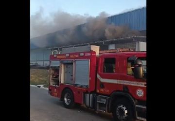 Incêndio atinge fábrica no Distrito Industrial, em João Pessoa